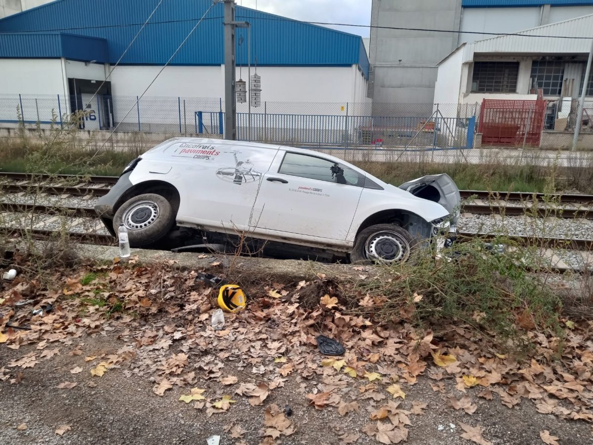 El vehicle bolcat a la via del tren