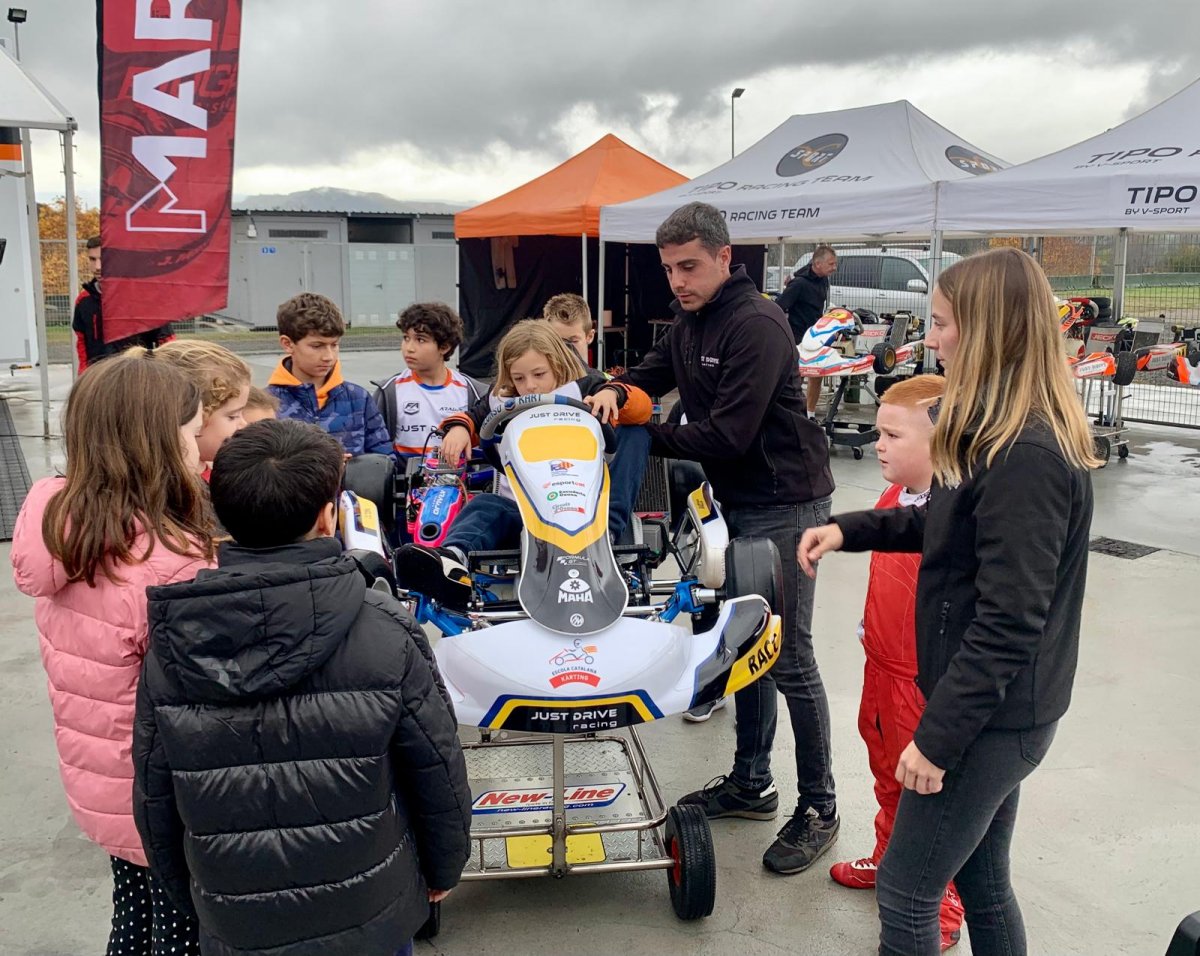 Xavier Lloveras mostrant un kart als candidats per entrar a l'ECK