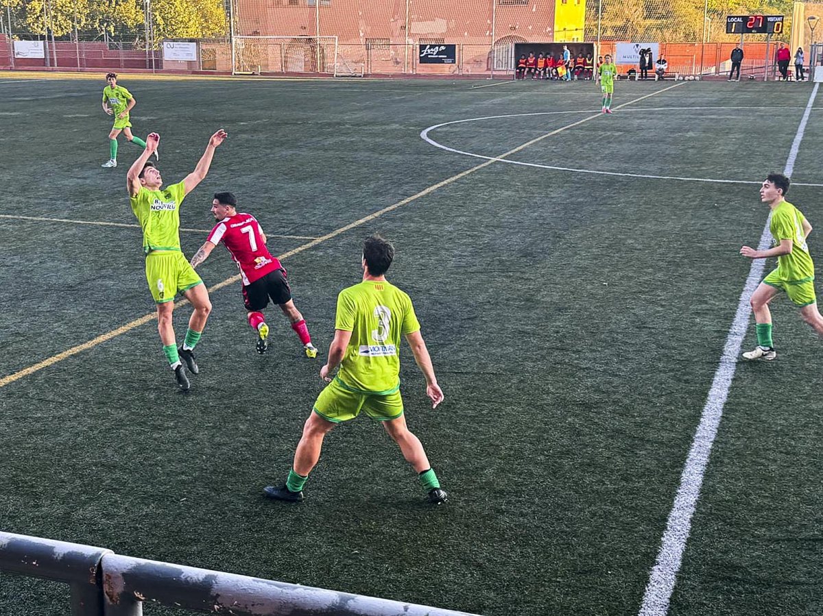 Nil Monje intenta refusar una acció atacant davant la mirada del lateral manlleuenc Jordi Costa