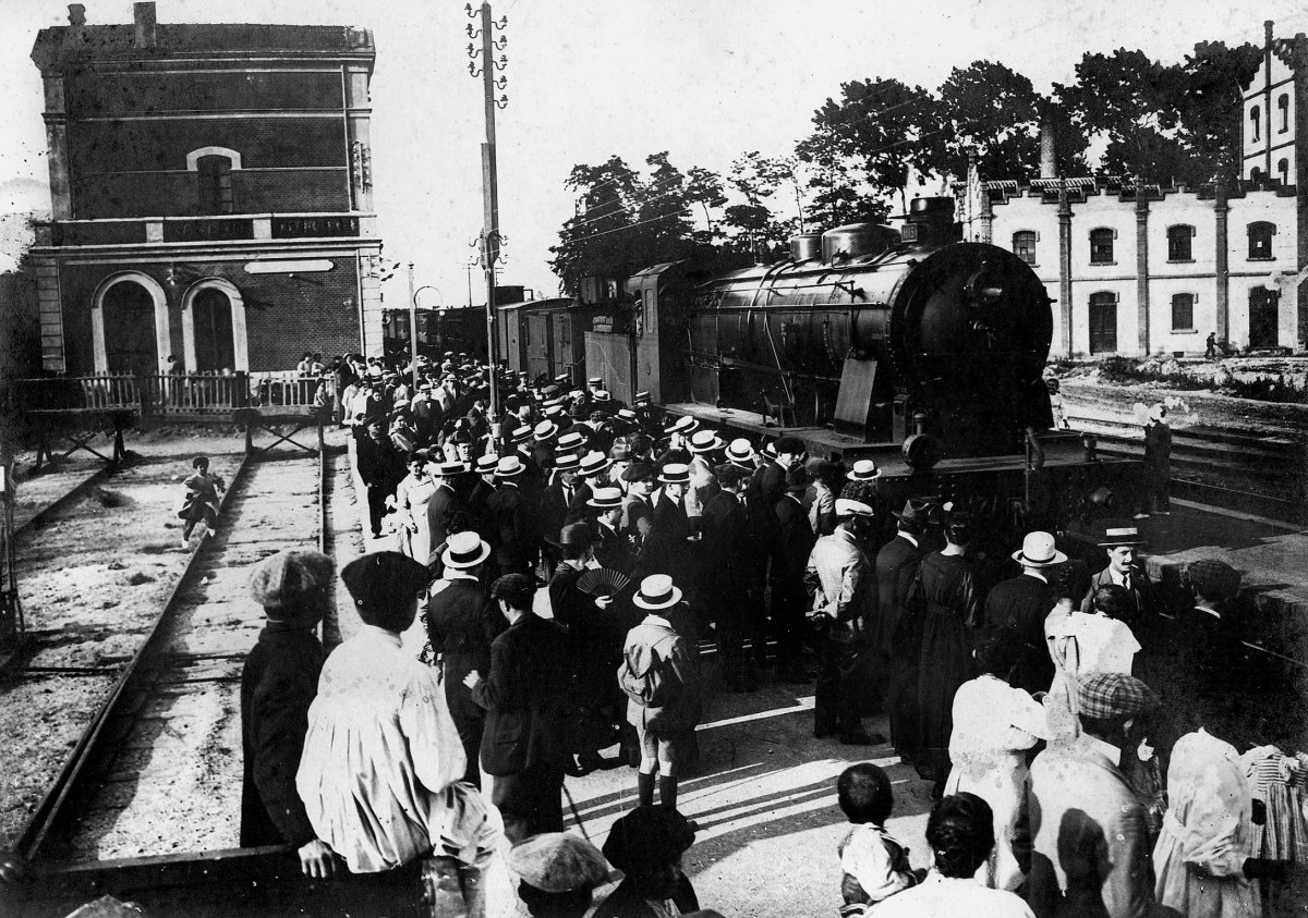 Els veïns esperen l'arribada del fundador de la Teneria Franco-Espanyola l'anu 1918 a l'estació de Mollet