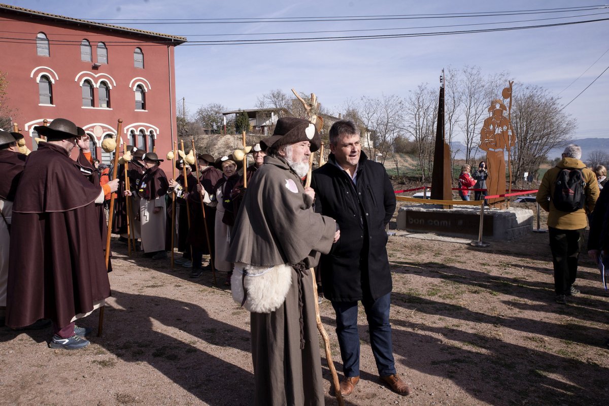 EL PELEGRÍ Fa dos anys es va inaugurar una estàtua commemorativa a l’entorn de la figura del Pelegrí de Gurb i enguany, el diumenge dia 24, en el marc de la XI Caminada del Pelegrí de Gurb, s’hi destaparà una placa explicativa