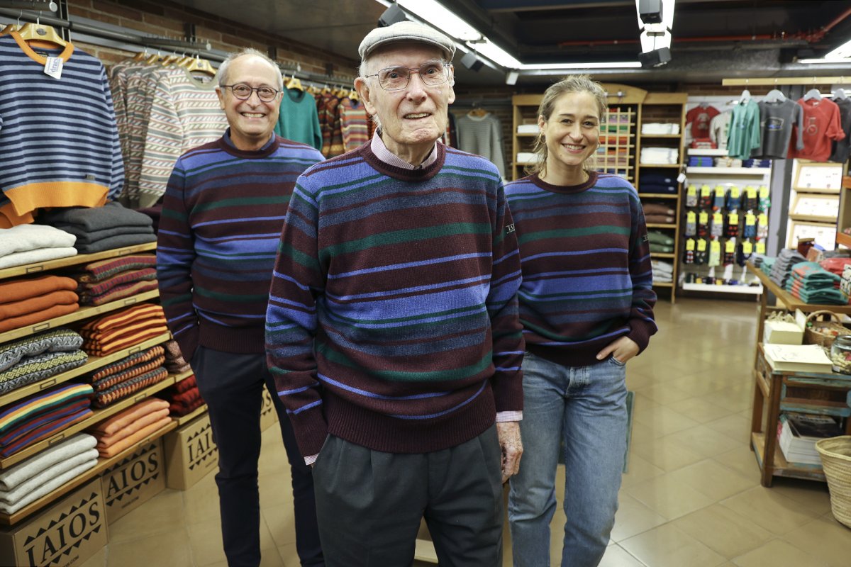 Pere Diumaró amb Amadeu Barbany i Gemma Barbany, amb el jersei posat, a la botiga Dracs, a Granollers