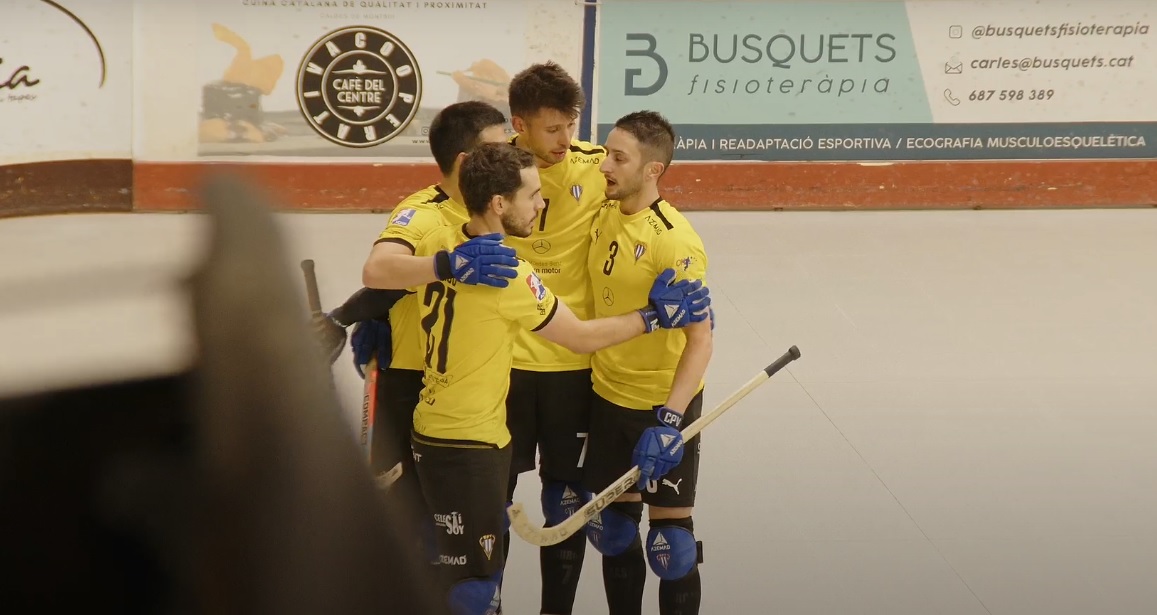 L'equip celebrant el primer gol d'Aleix Molas