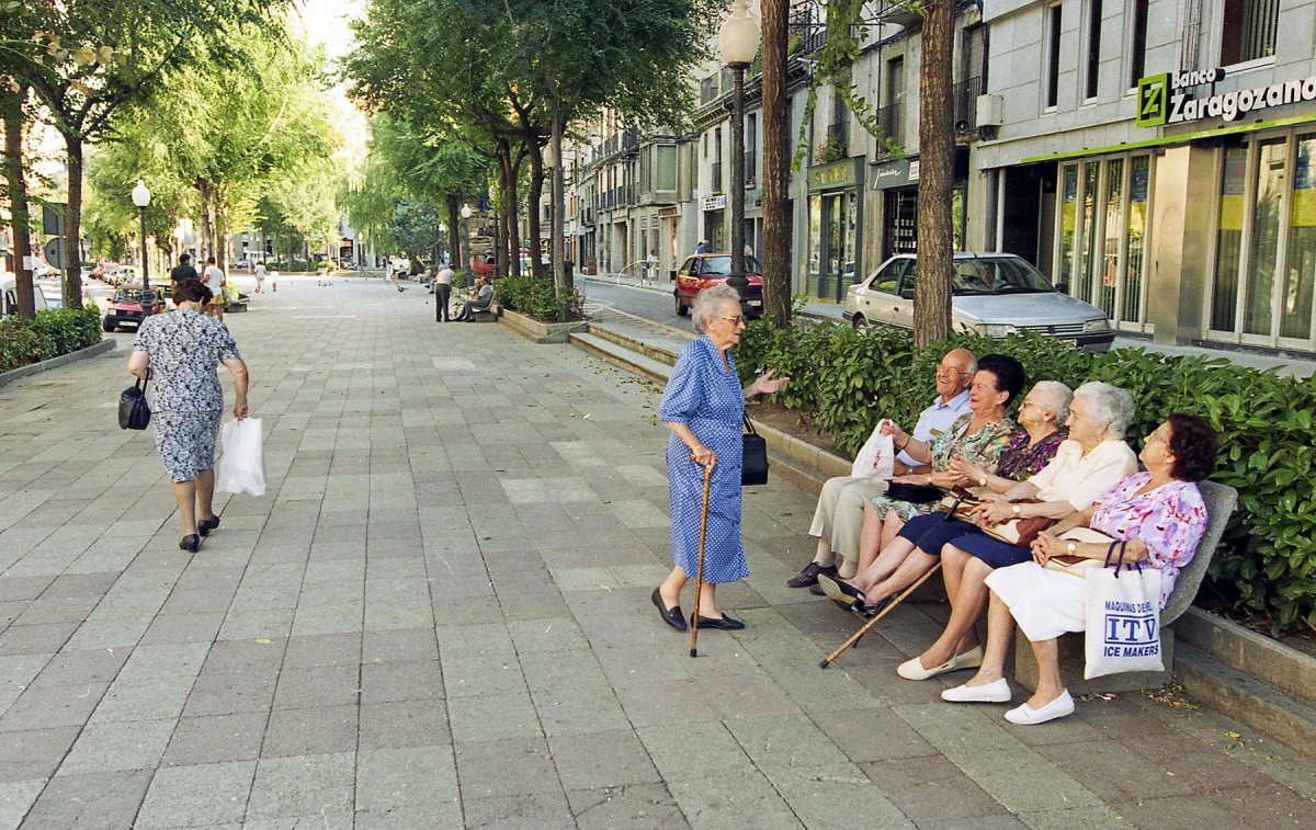 Una imatge del Passeig el 1996, amb cotxes a banda i banda