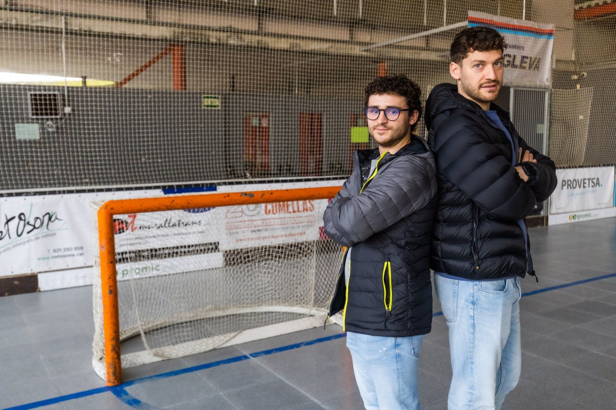 Arnau Parcerisas, del Vic, i Àlex Rodríguez, del Voltregà, aquest dimarts a La Pista de Sant Hipòlit, seu del derbi