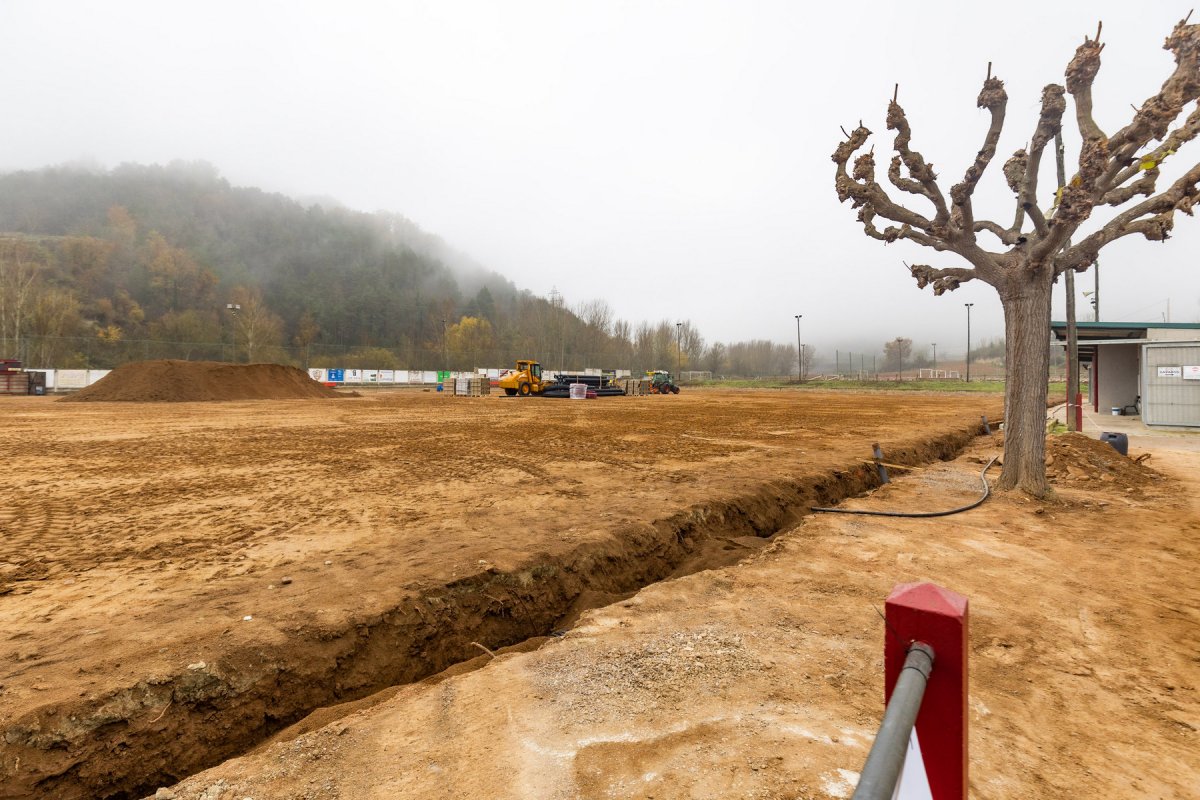 El camp de futbol de Santa Eulàlia de Riuprimer, amb tota la gespa natural retirada, aquest dimecres al matí