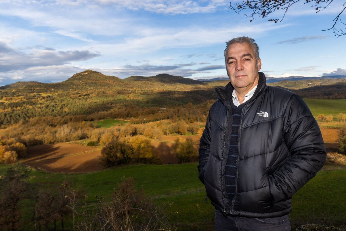 Ramon Padrós, al Serrat de la Penyora, amb vistes al castell i monestir de Lluçà