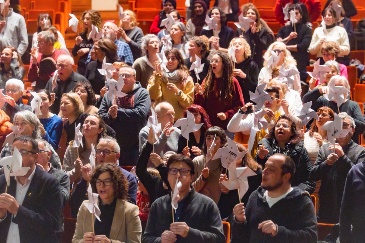 Unes 350 persones vinculades a Tapís van fer la bufada simbòlica d'un molinet per celebrar el 40è aniversari, dijous a L'Atlàntida de Vic