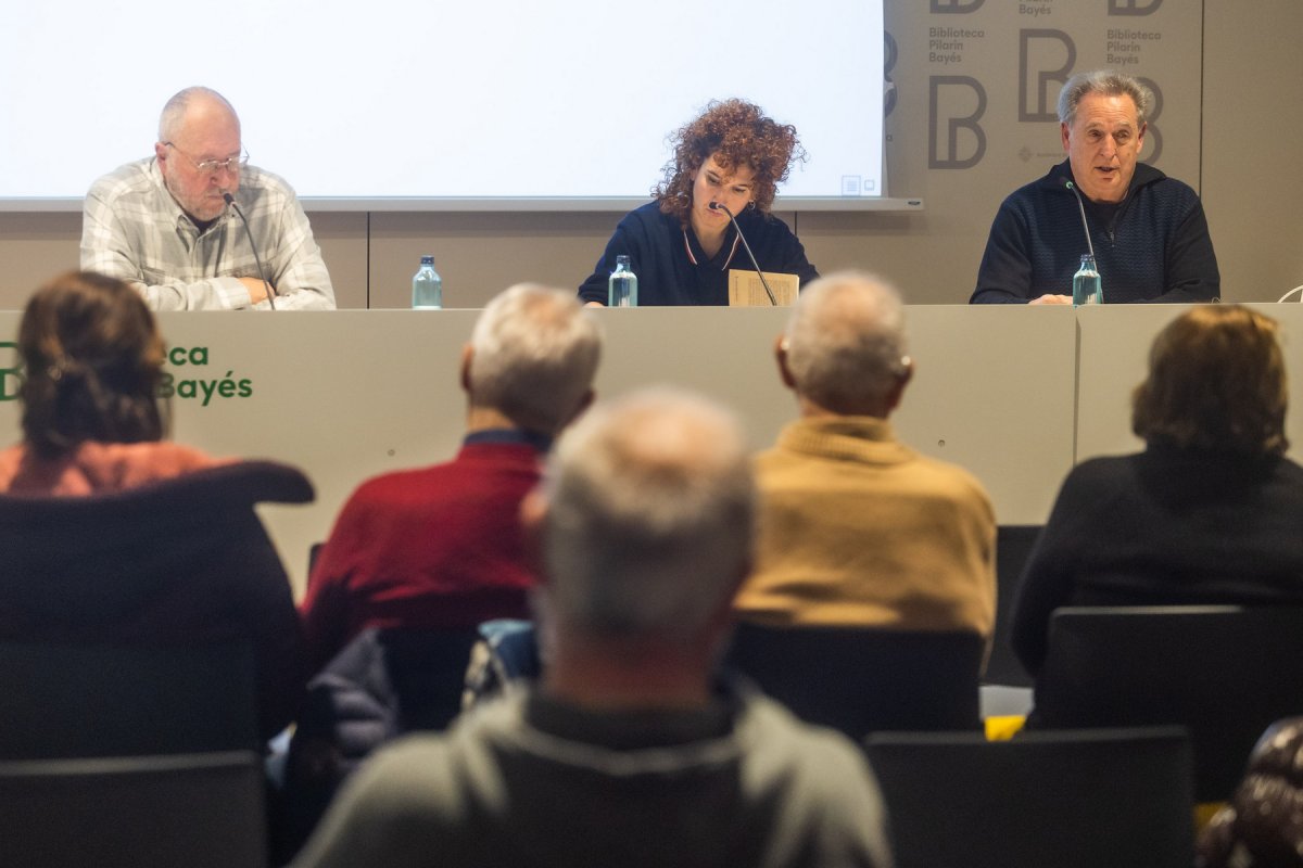 Un moment de la presentació de Vic, a la biblioteca Pilarin Bayés