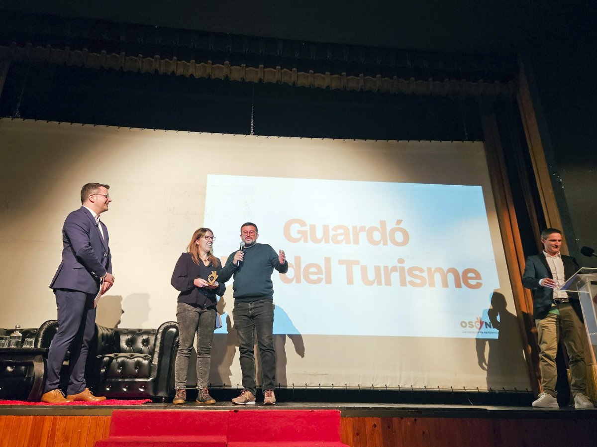 Soriguera i Vilà després de rebre el guardó, en presència de l'alcalde de Rupit i el presentador de la gala, Marc Güell