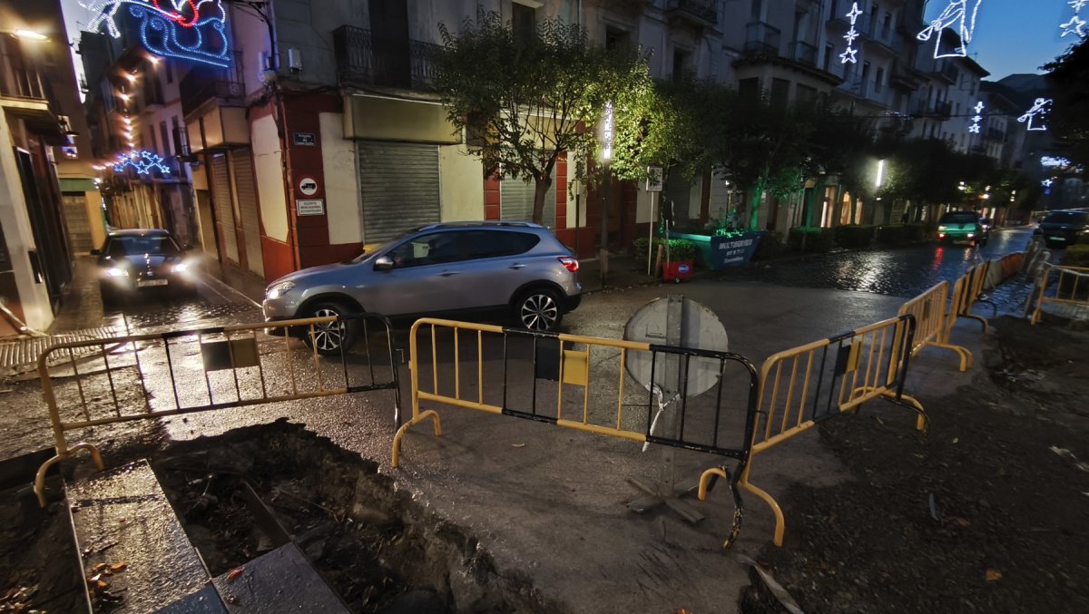 Un vehicle intentant sortir i un accedir al carrer Major de Sant Joan