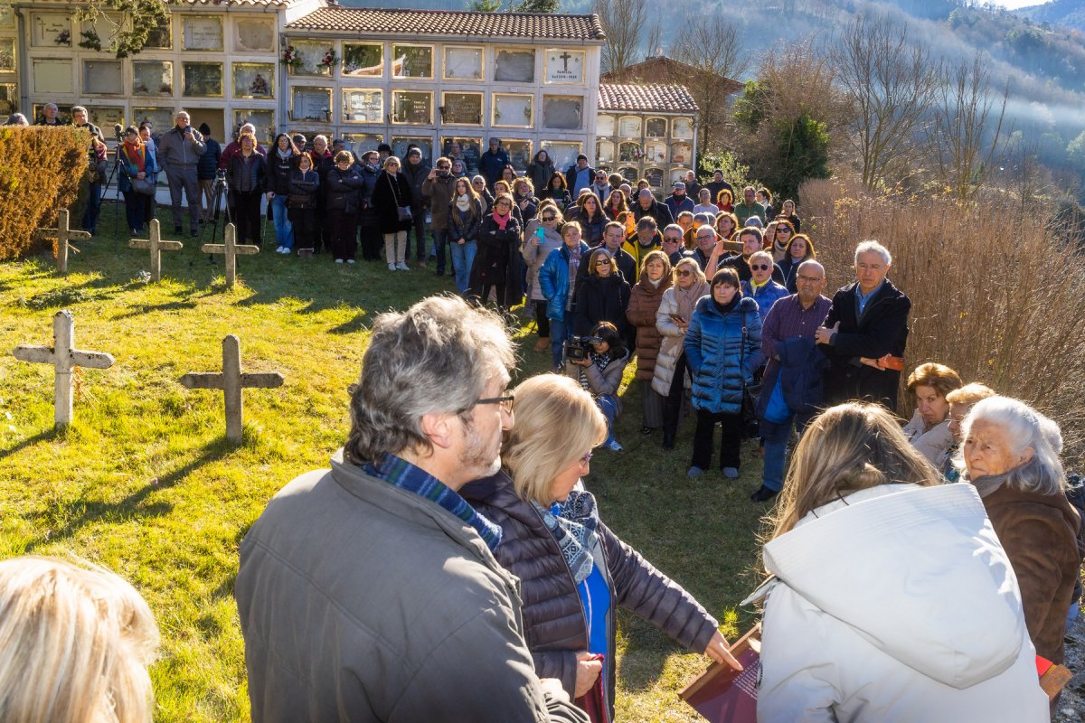 Un moment de l'acte d'homenatge al cementiri de Ribes de Freser