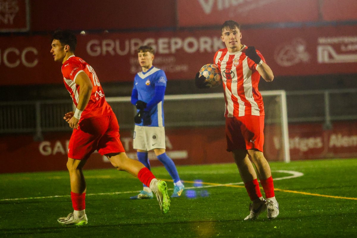 Ignasi Quer amb la pilota a les mans, celebrant el gol de l'empat