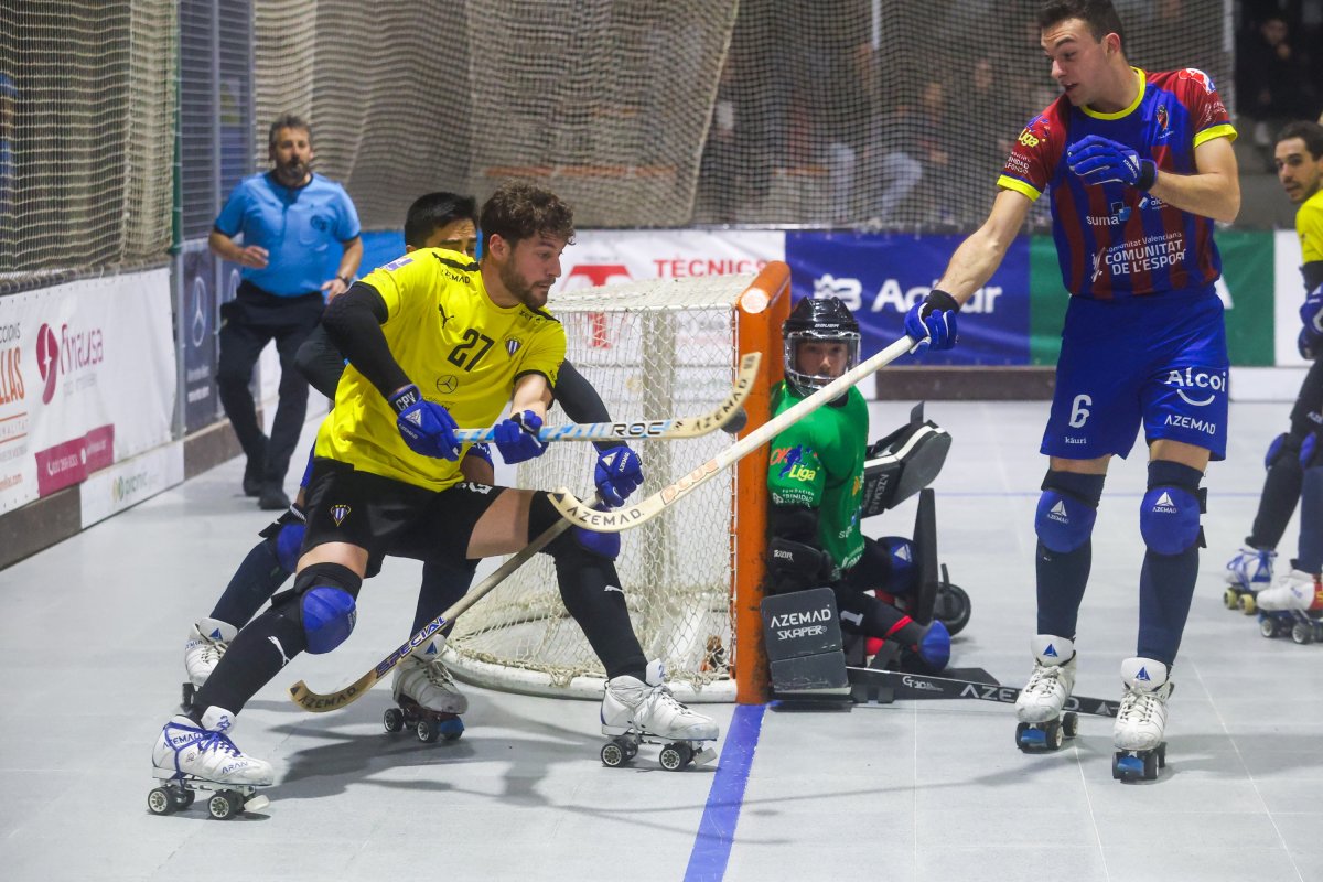 Àlex Rodríguez remata una bola davant Pascual