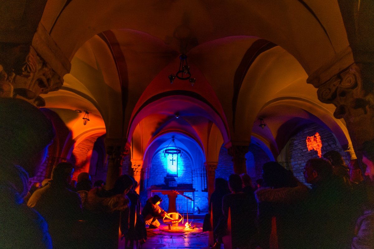 La instal·lació sonora immersiva que Arnau Musach i Biel Blancafort van muntar a la cripta de la Catedral