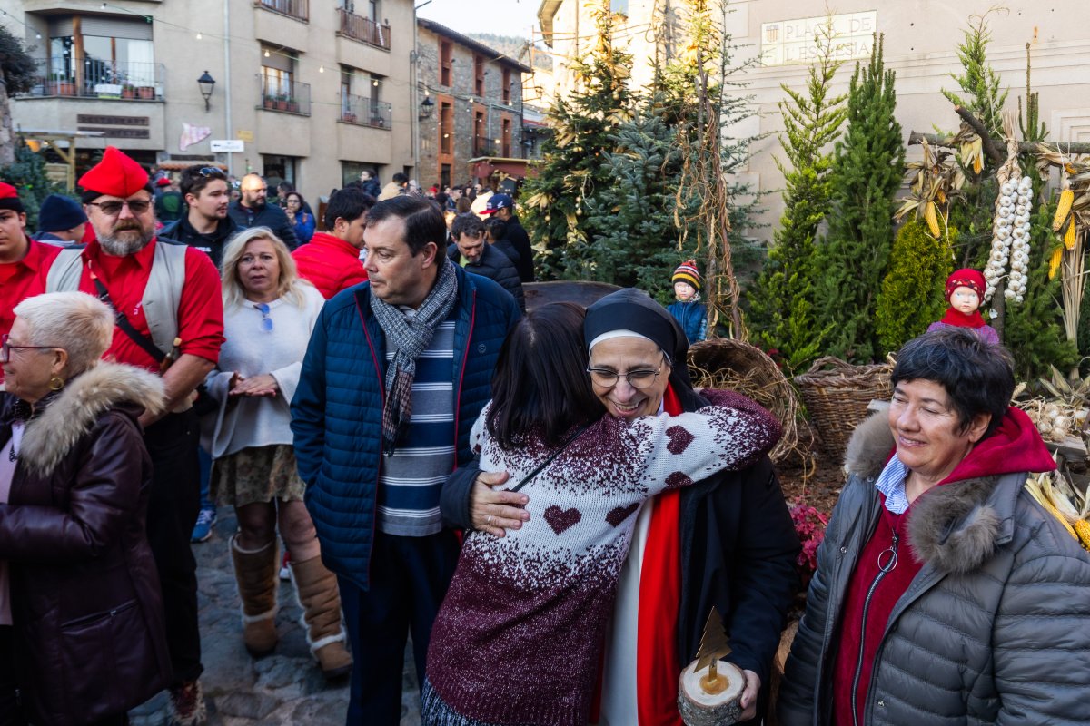 Sor Lucía Caram, amb l’Avet d’Or a la mà, rep l’abraçada d’una visitant en presència de l’alcalde, Antoni Tañà, dissabte