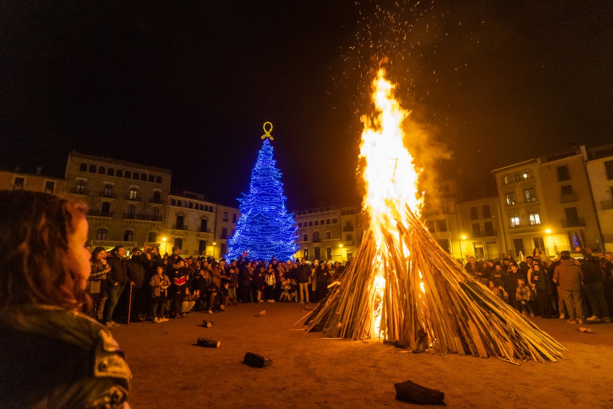 La foguera de la plaça Major de Vic, instants després de l'encesa