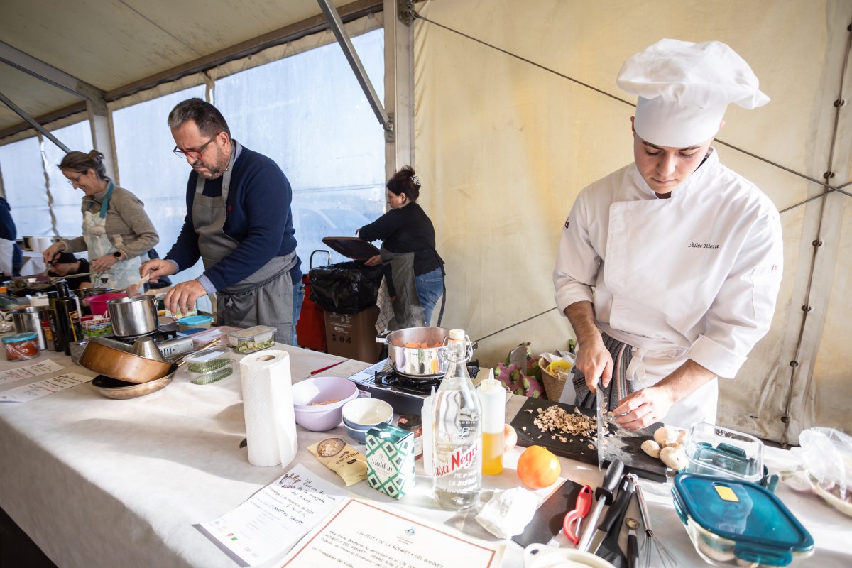 Un dels participants del concurs de cuina de la mongeta del ganxet que es va fer diumenge durant la festa