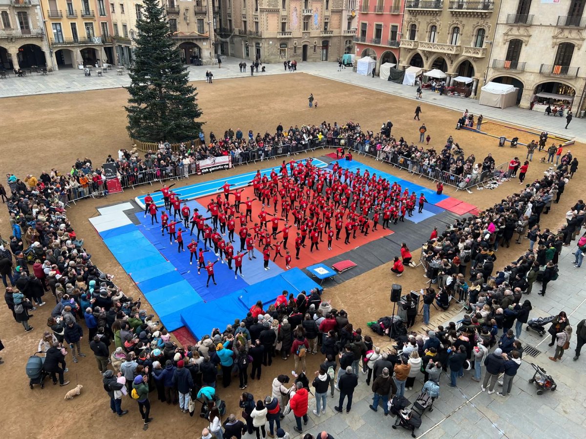 La Plaça Major de Vic es va tenyir de vermell amb el Club Gimnàstic Vic