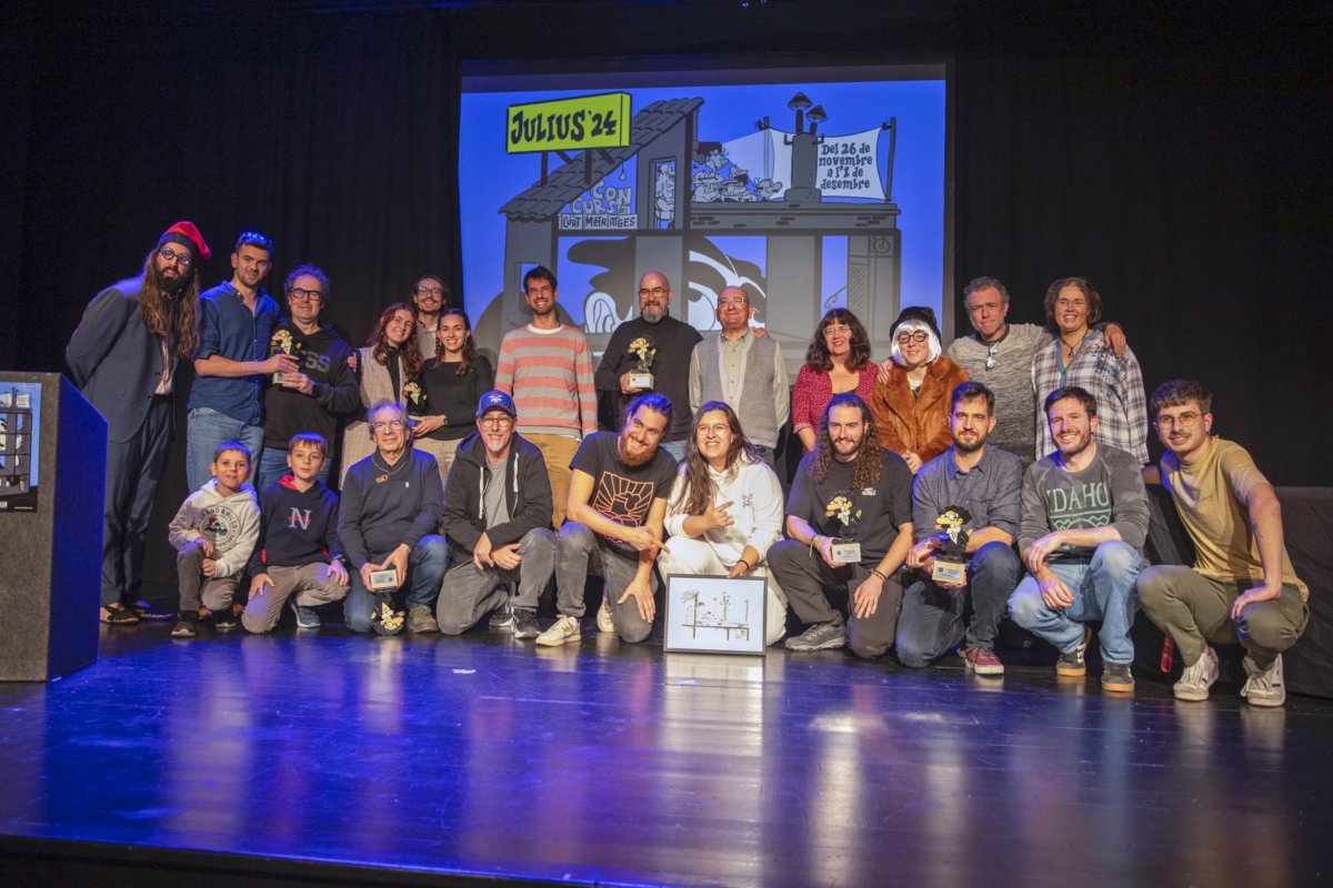 Foto de família de tots els guardonats i el jurat, dissabte a la nit al final de la gala, amb Xevi Font i el seu pare, Josep Font, a dalt al centre del grup