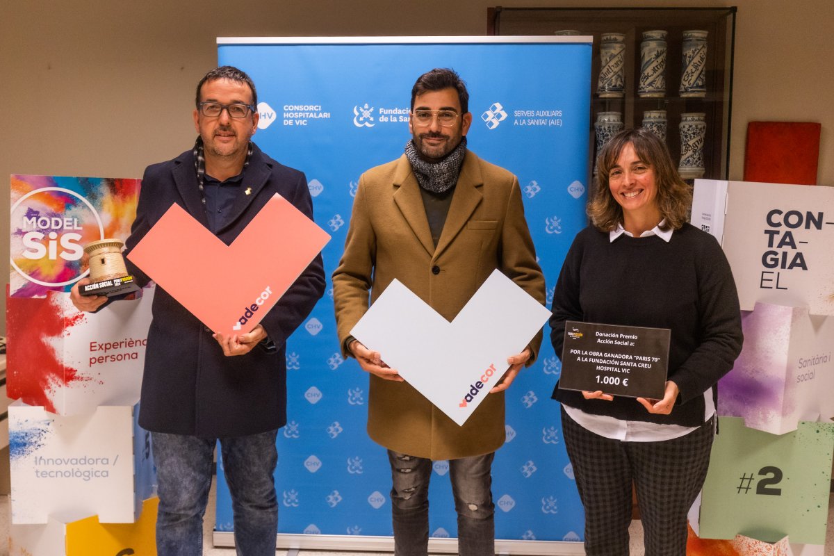 Dani Feixas al mig amb l’alcalde de Vic, Albert Castells, i Sara Majón, gerent de la Fundació Hospital de la Santa Creu.