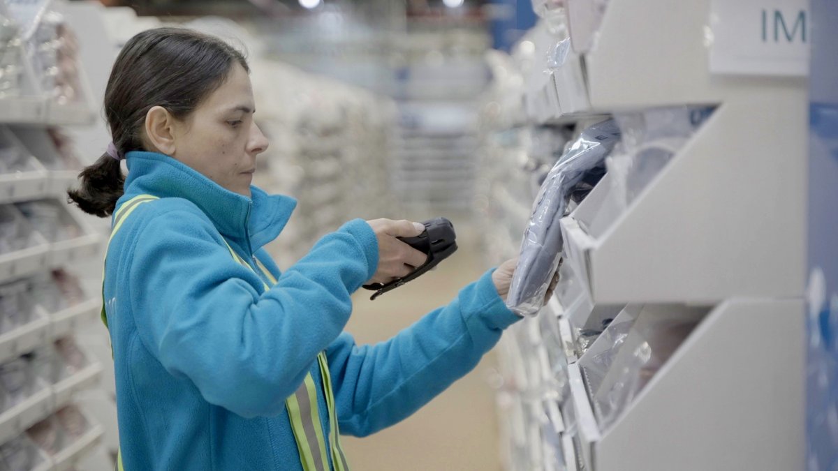 Preparació de comandes a un magatzem de Logisfashion per aquests Black Friday