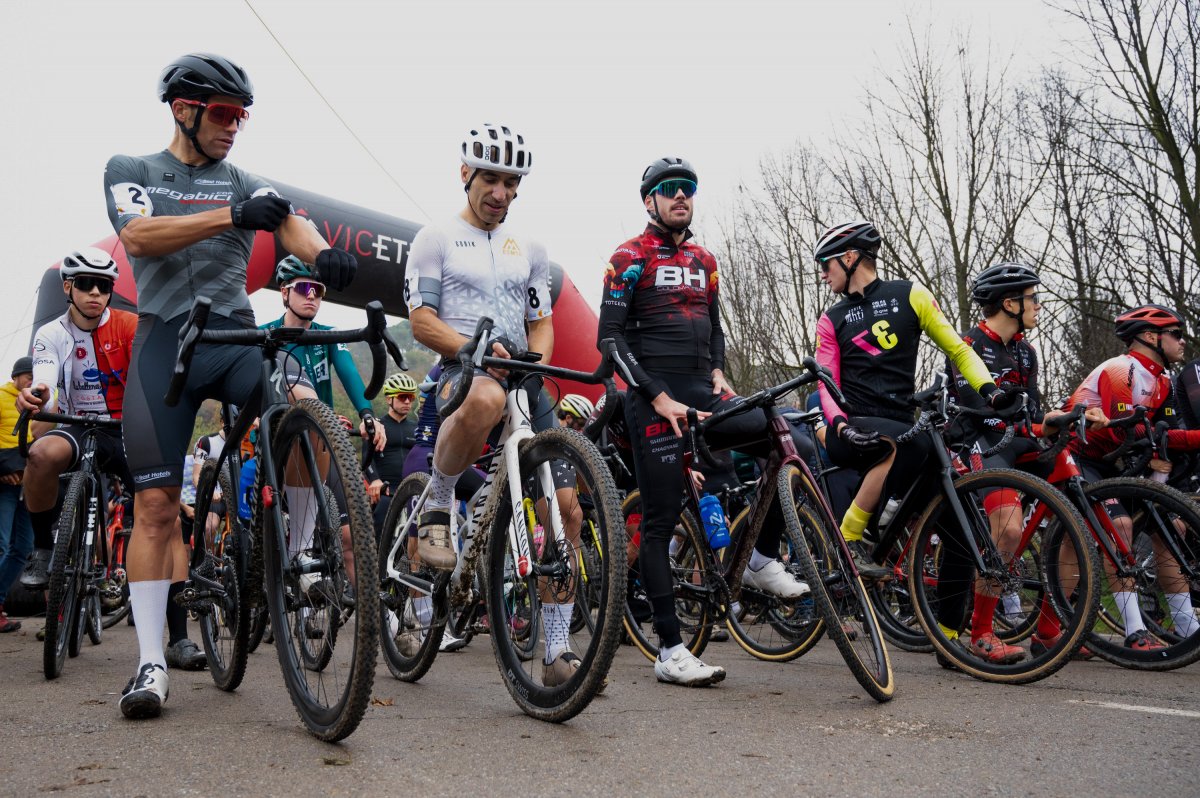 Participants del Gran Premi Ciclocròs - Ciutat de Vic en moments previs a la sortida