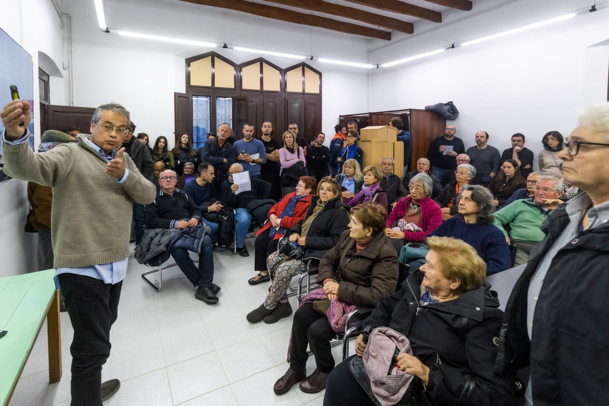 Salvador Salat, en primer terme, durant la presentació de dissabte a l’Ajuntament de Sant Sadurní d’Osormort