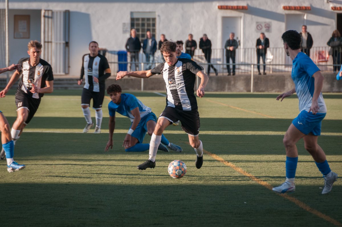 El local Sufian Abouhafs condueix la pilota després de superar un rival