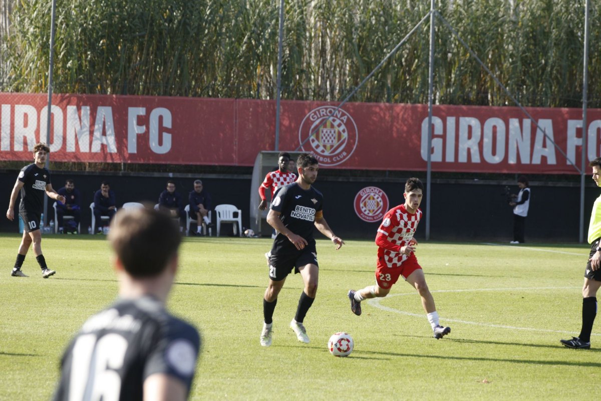 El capità Nil Salarich en una acció al mig del camp durant el partit d’aquest diumenge a Girona