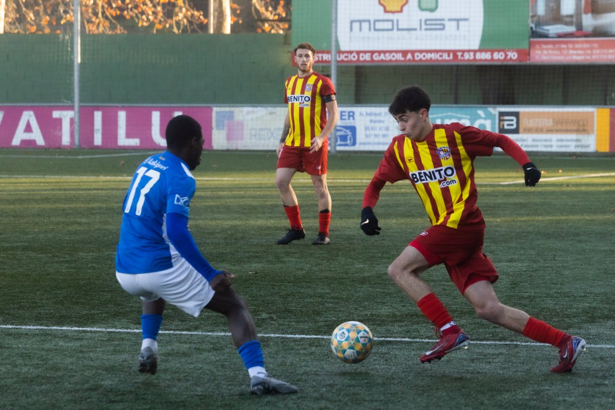 Martí Mata, que va jugar de lateral, intenta superar Desir, autor del primer gol del Vilanova