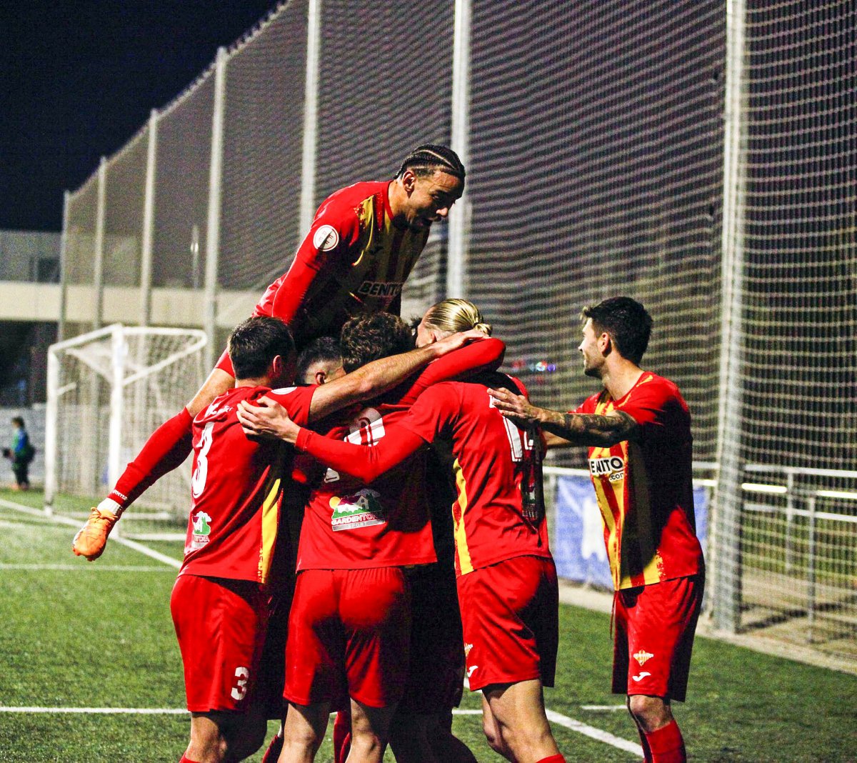 Els jugadors del Tona celebren el gol de la victòria davant el filial sabadellenc