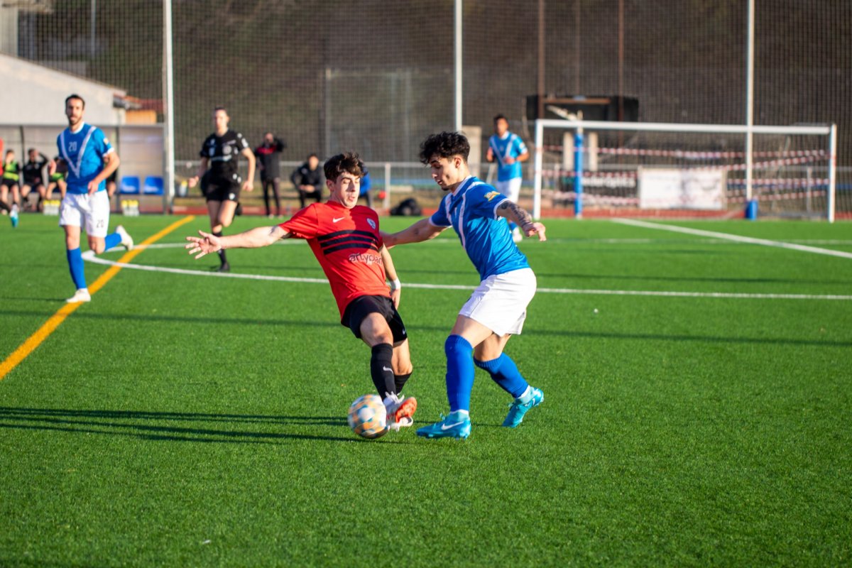 El jugador torellonenc Vázquez pressiona la sortida de la pilota del Tossa