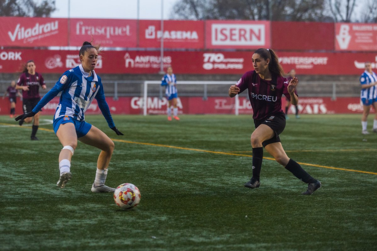 La jugadora osonenca Alba Valor lluita per una pilota amb la jugadora blanc-i-blava Ylenia Estrella