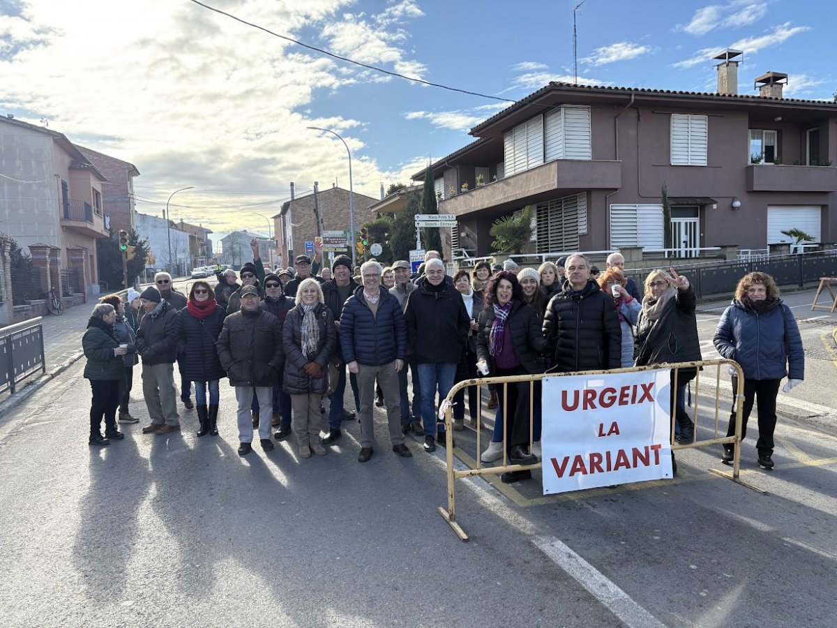 Els manifestants, durant el tall, aquest dissabte