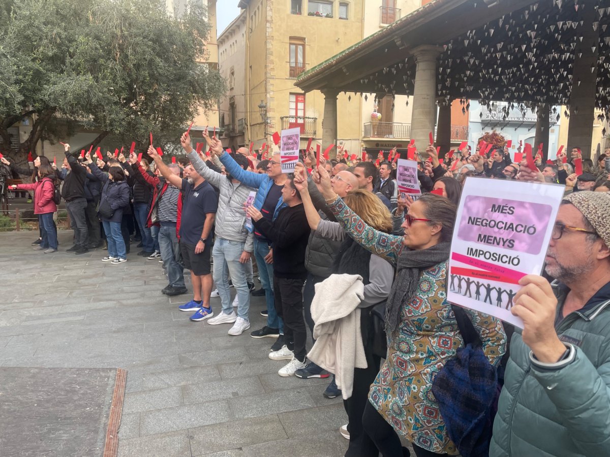 Un moment de la protesta d'aquest dilluns al migdia a la Porxada