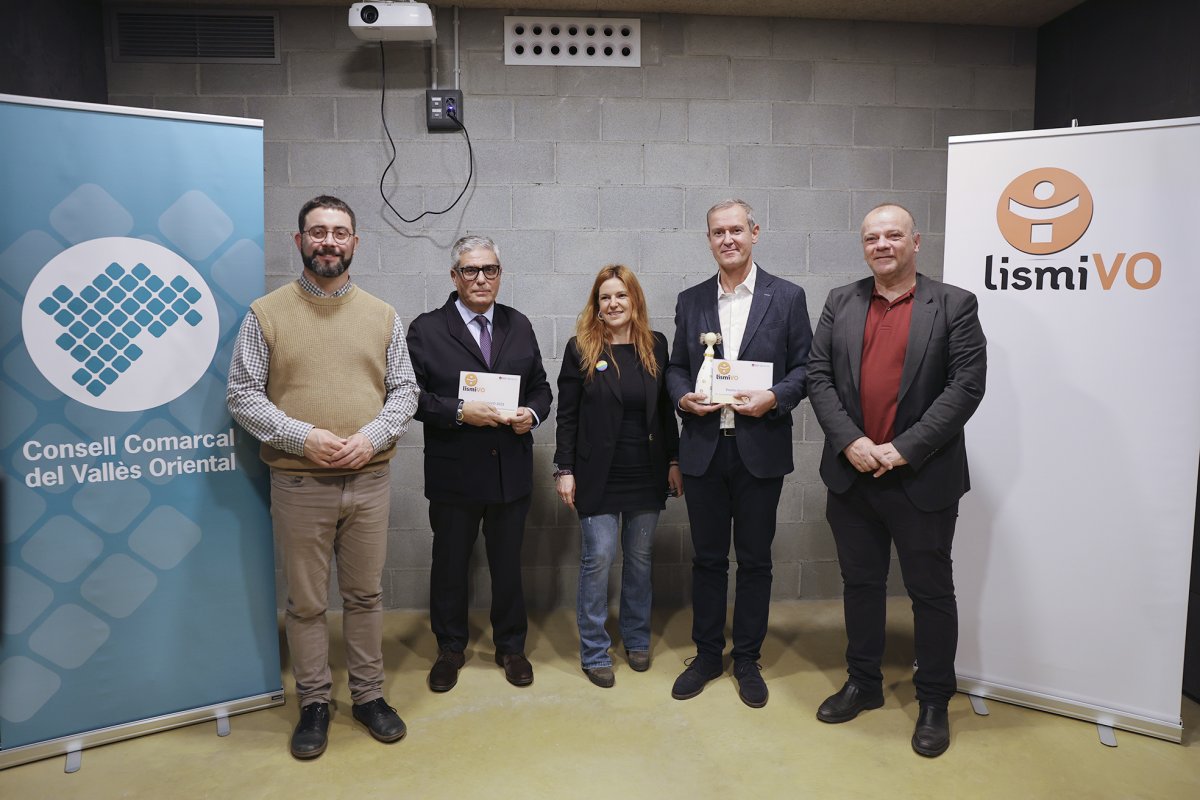 Representants de les empreses premiades amb les autoritats assistents a l'acte de lliurament del premi