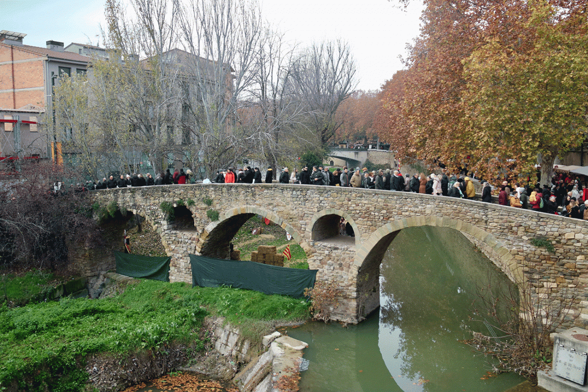 El pont sobre el Mèder a les Adoberies ha estat un continu de gent