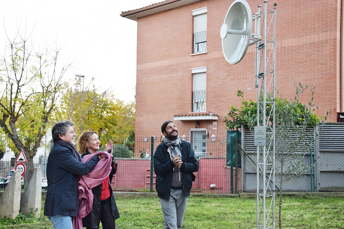 Moment de la descoberta de l’escultura situada al lloc on hi havia l’història antena dels jardins de Can Xerracan