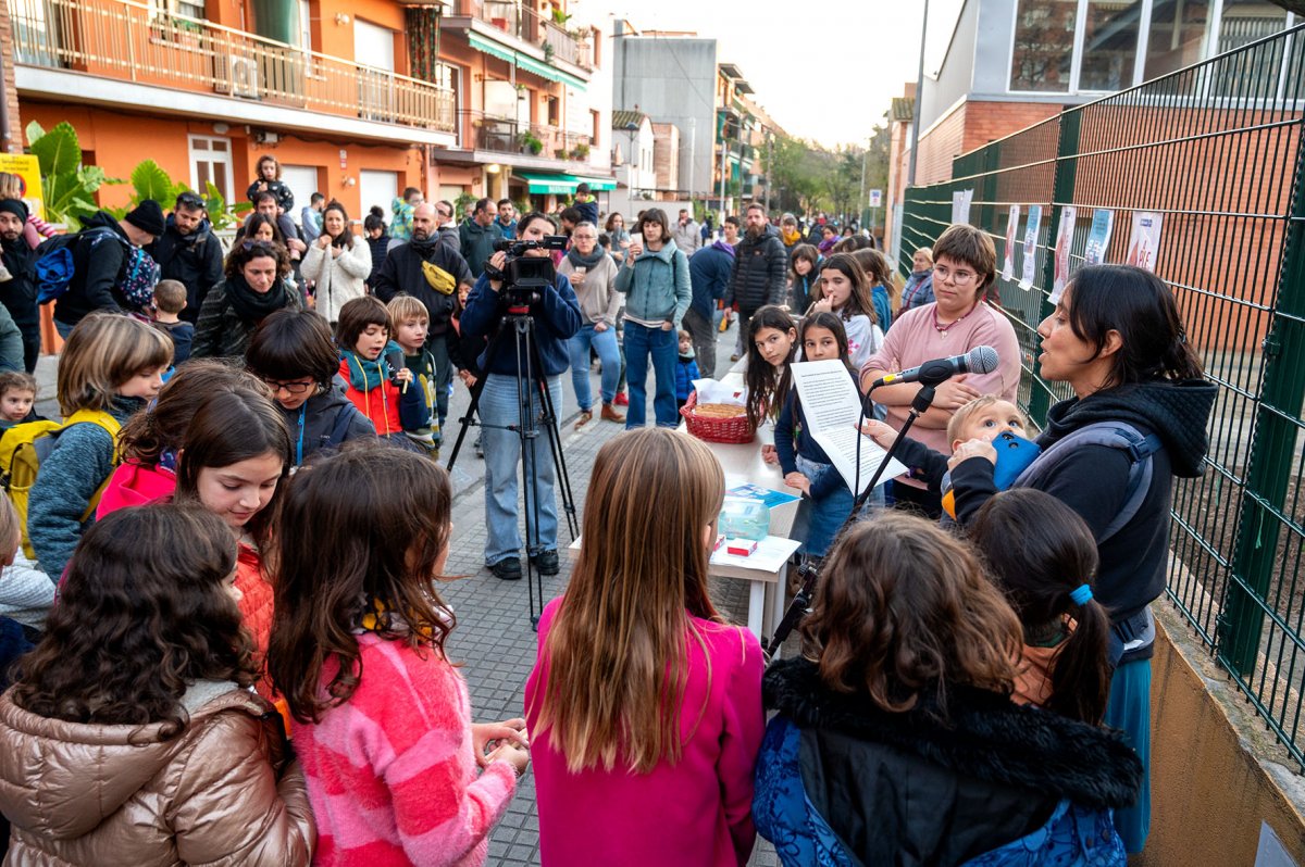 Alumnes i famílies atenen a la lectura de les reivindicacions per part d’una mare d’escolars del centre