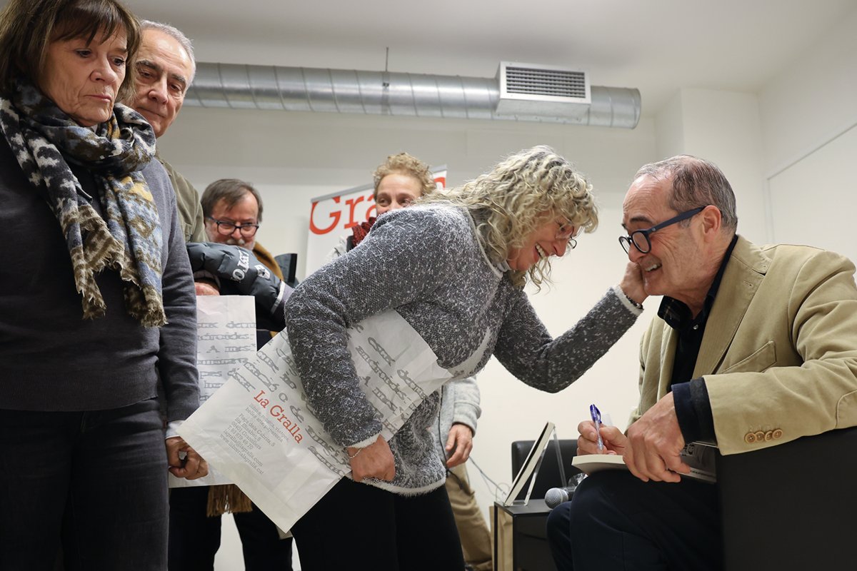 Els lectors saluden el doctor Ramon Abad, que va firmar llibres després de la presentació