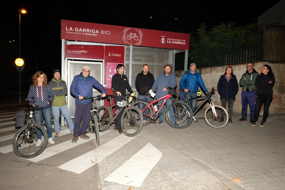 Membres de Pedalem la Garriga i altres entitats que els donen suport dijous passat davant del bicitancat