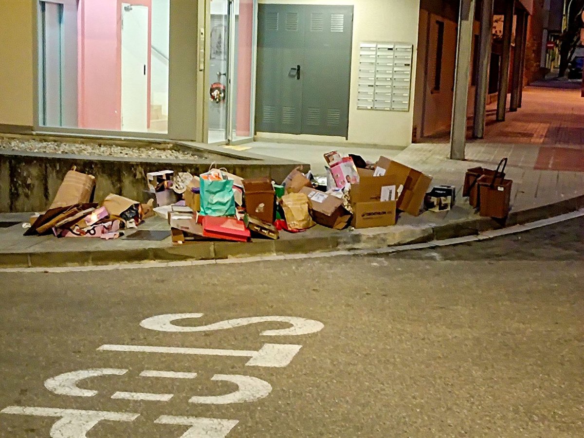 Restes de cartrons per recollir dijous passat cap a les 6 de la tarda al carrer Pins