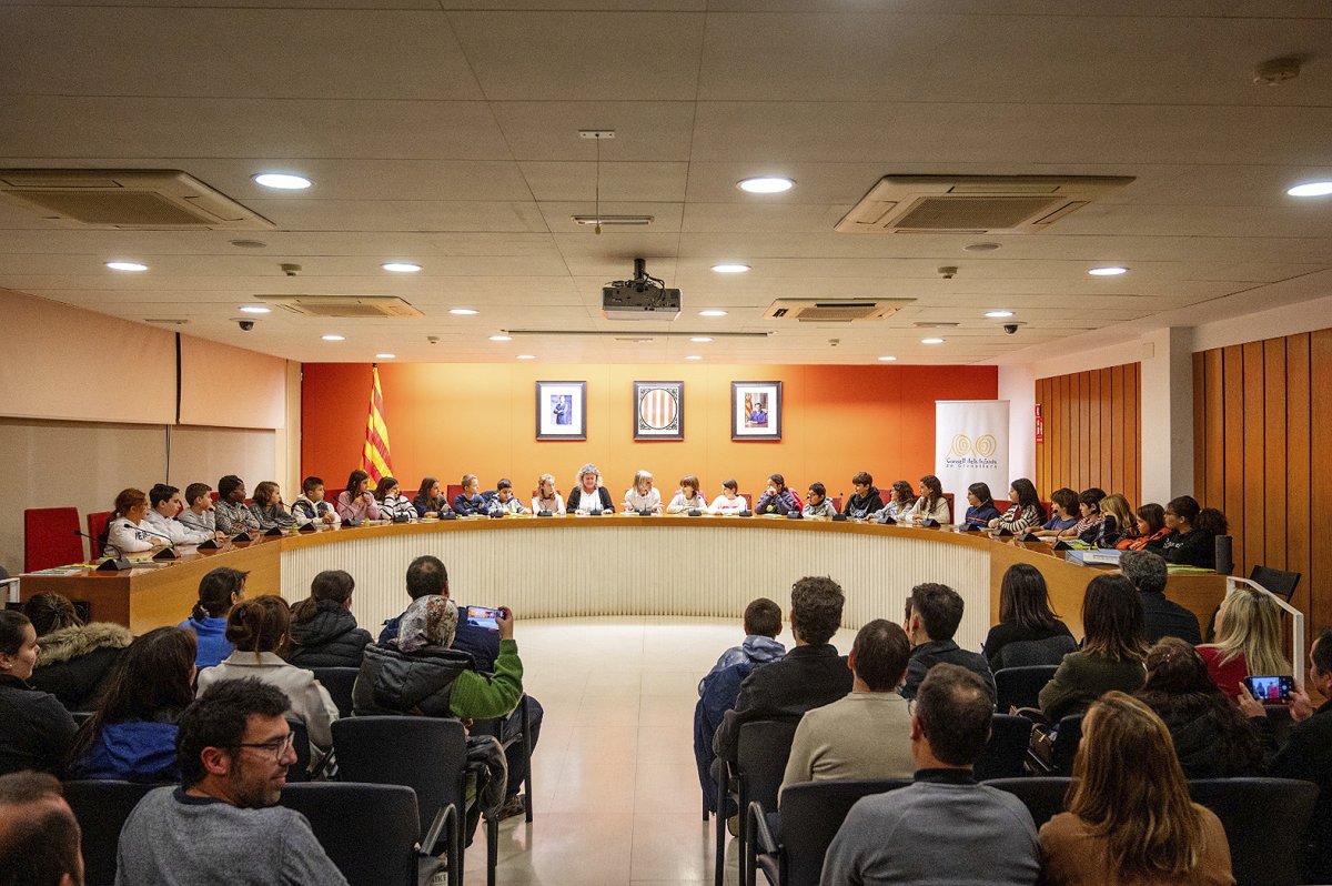 El Consell dels Infants de Granollers va quedar inaugurat dimarts a la tarda a la sala de plens de l’ajuntament amb una vintena d’alumnes