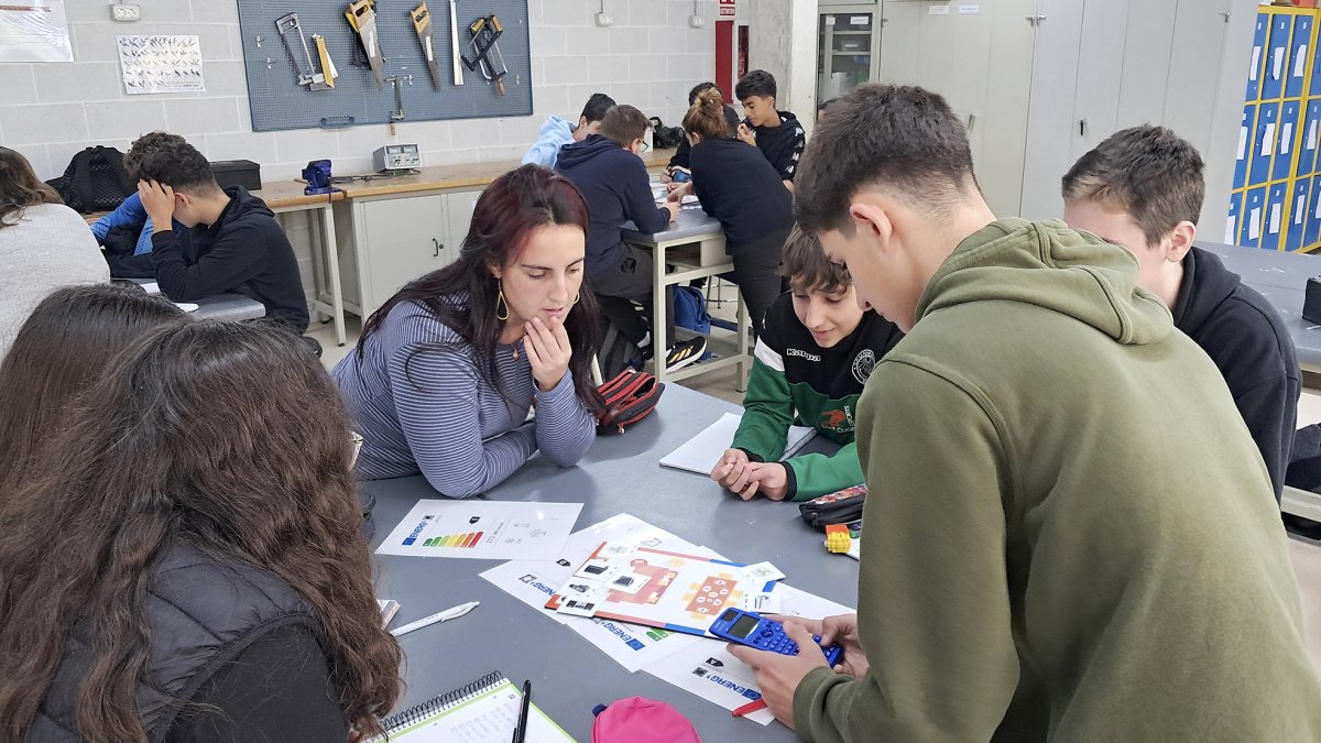 Els alumnes de l’Institut Lauro durant el taller amb Endesa d’aquest dilluns