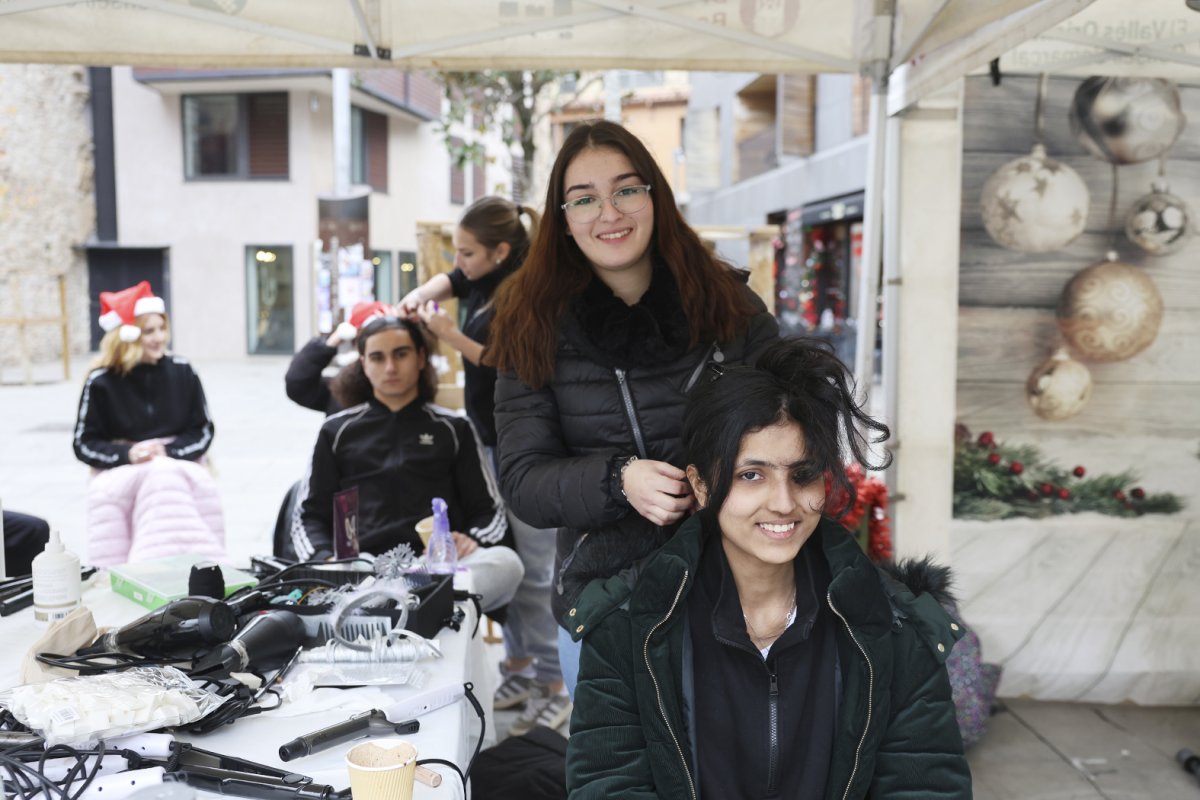 El Parc Estudi de Granollers va reunir vuit escoles en unes activitats per La Marató, dimecres a la plaça de l'Església de Granollers