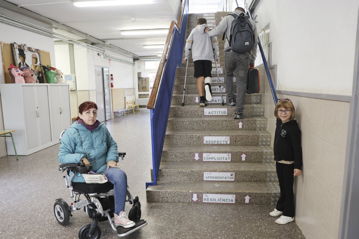 Jenny Mercado, a l’esquerra, és mare d’un estudiant del Pallerola; Queralt Bustos, a la dreta, és alumna del centre