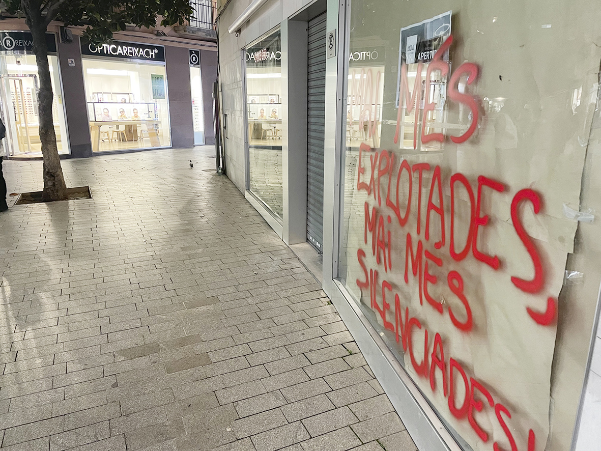 Una de les pintades als vidres d'un comerç