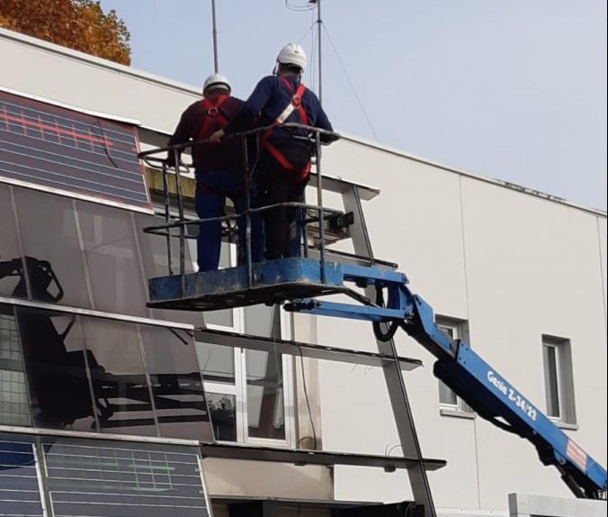 Els treballs de retirada de les plaques de la façana