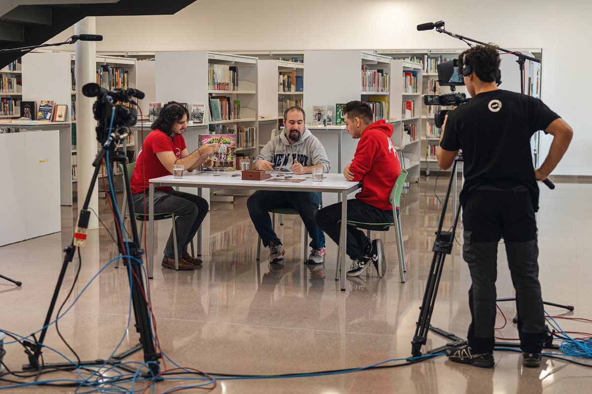 El programa ‘Joc, SET i partida’, presentat per Bruno Anaya (al centre) es grava a la Biblioteca de Santa Eulàlia